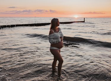 Sinnliche-Schwangerschaftsfotos-am-Strand