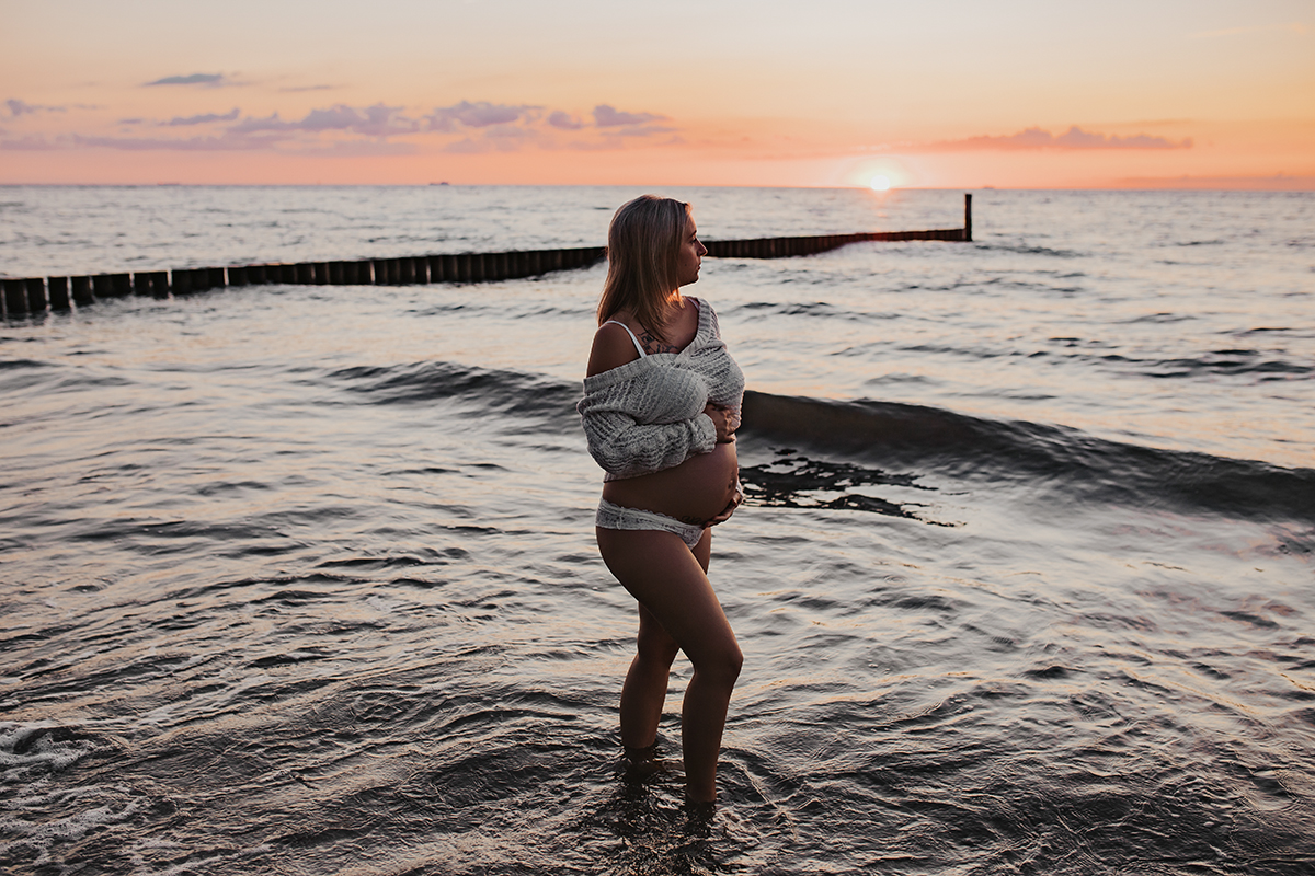 Sinnliche-Schwangerschaftsfotos-am-Strand